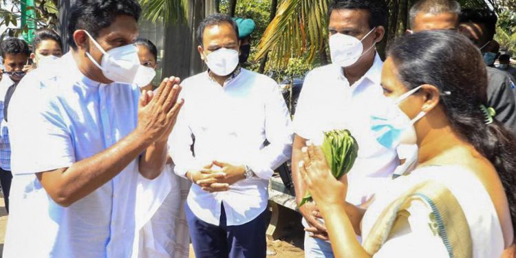 නිදහස් සටනේ වීරයන් මතක් කරමින් අකරගම රෝහලට ගිහින් සජිත් නිදහස සමරයි! (VIDEO & PHOTOS)