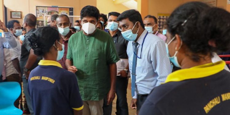 නිකම් ගෙවල් ටිකක් දෙන්න එදා මෝඩි ලංකාවට එනකොට කළු ‌කොඩි දාපු අය මෝඩි එවපු තෙල් ටික ගන්න පෝලිමේ යනවා! (VIDEO & PHOTOS)