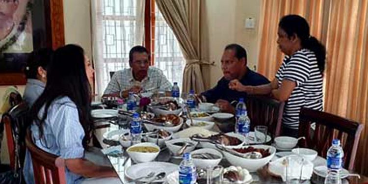 මෛත්රී යාපනේ ගිය වෙලාවේ විජයකලා බලන්නත් ගිහින්! දවල්ට කෑමත් කාලා! (PHOTOS)