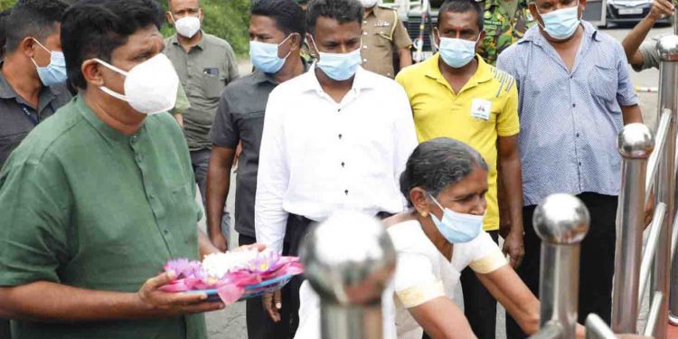 කාටත් අමතක වුණු යුද වීරයා බලන්න සජිත් හසලකට යයි! මහා සෙනගක්.. ආණ්ඩුව පෙරළනවා… සජිත් කියයි! (VIDEO & PHOTOS)