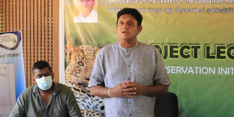 යාලේ දිවියකුගේ පෝස්ටර් එකක සජිත්ගේ ෆොටෝ එක ගහලා ඒක ඉස්සරහා ඉඳන් මොනවද මේ යාලට දෙන්නේ..? (VIDEO & PHOTOS)