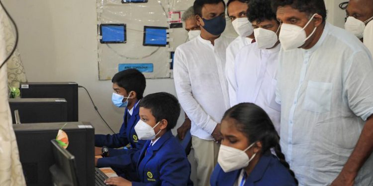 සක්වලින් රුපියල් දසලක්ෂයක පරිගණකත් අරන් සජිත් පන්නිපිටියේ පාසලකට යයි! මේ 14 වැනි එකලු! (VIDEO & PHOTOS)