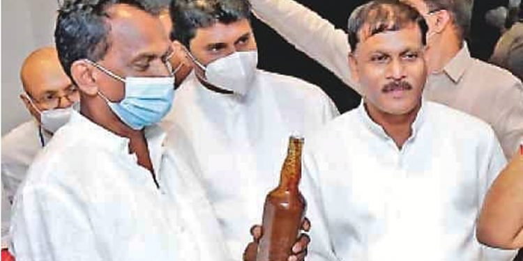 කොරෝනා හොඳ කරන්න රටටම පැණි බෙදූ පැණි ධම්මිකගේ සොහොයුරාත් කොරෝනාවෙන් මියගිහින්!
