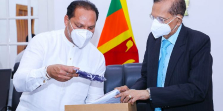 චීනාට බතික් අන්දවන්න දයාසිරි සැරසෙයි! (PHOTOS)