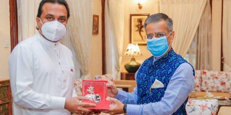 ඉන්දියාවට විරුද්ධව කළු කොඩි දාන්න ඕන කියපු විමල් හදිසියේම ඉන්දීය තානාපති හමුවෙන්න ගිහින්!