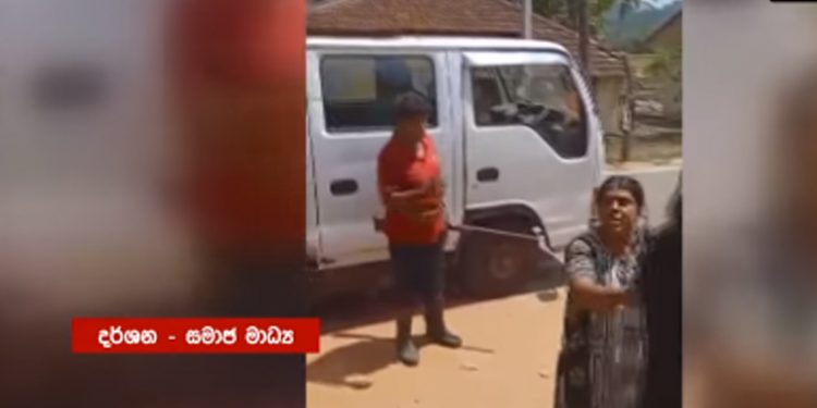 විදුලි බල මණ්ඩලය රාජකාරි කරන්න තුවක්කුවකුත් අරන් ගිහින්! ‘තමුසෙගෙ තුවක්කුවට අපි බය නෑ ඕයි!’ ගම්මුන්ගේ දැඩි විරෝධය! (VIDEO)