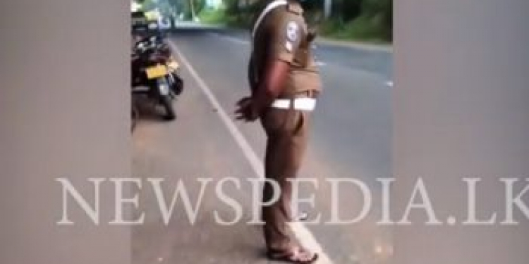 යුනිෆෝම් ඇඳගෙන රබර් සෙරෙප්පු දාලා දඩකොළ දීපු ට්රැෆික් රාලහාමිව ගෙදර යවයි! (VIDEO)