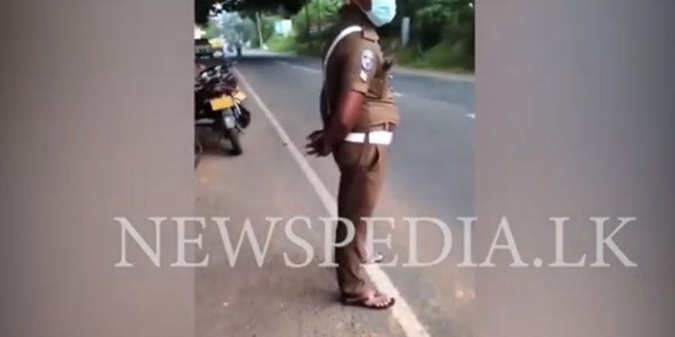 යුනිෆෝම් ඇඳගෙන රබර් සෙරෙප්පු දාලා මහපාරේ රාජකාරී කරන ලංකාවේ ට්‍රැෆික් පොලිසිය! (VIDEO)