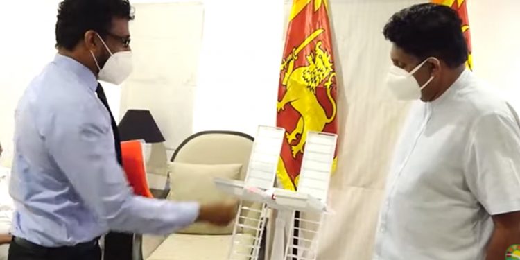 මේ මොහොතේ ලංකාවේ ලොකුම අර්බූදයකට විසඳුමක් අතේ තියෙන ලාංකිකයා විපක්ෂ නායක හමුවෙයි! (VIDEO)