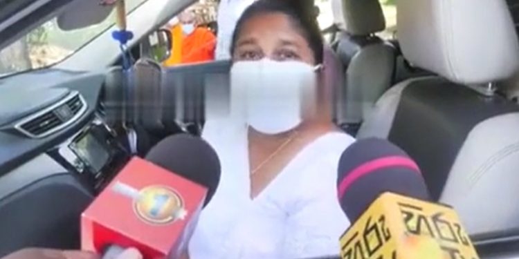 හූ තැබීම තවම නැවතිලා නෑ! ආණ්ඩුවේ මන්ත්රිනියට කුරුණෑගලදී හූ තියයි! හූව මැදම මන්ත්රිවරිය පිටව යයි! (VIDEO)