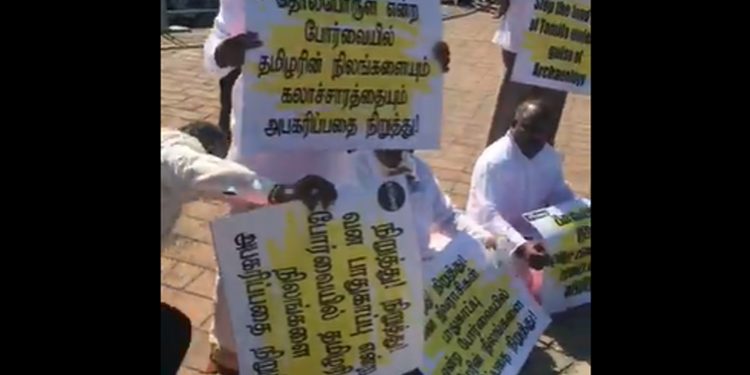 දෙමළ සන්ධානය මන්ත්රීවරු ජනපති කාර්යාලය ඉදිරිපිට බිම වාඩි වී උද්ඝෝෂණයක! ජනපති මාධ්ය ඒකකයෙන් හදිසි නිවේදනයක්! (VIDEO)
