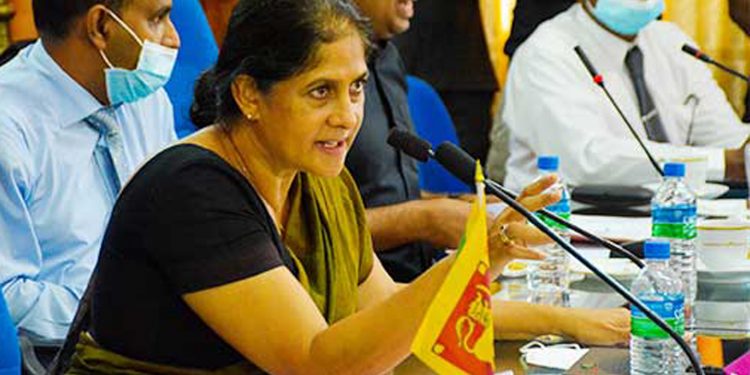 කිසි බයක් හැකක් නැතිව නැගෙනහිර ආණ්ඩුකාර අනුරාධා පිරිමි කරන වැඩක් කරයි! (VIDEO)