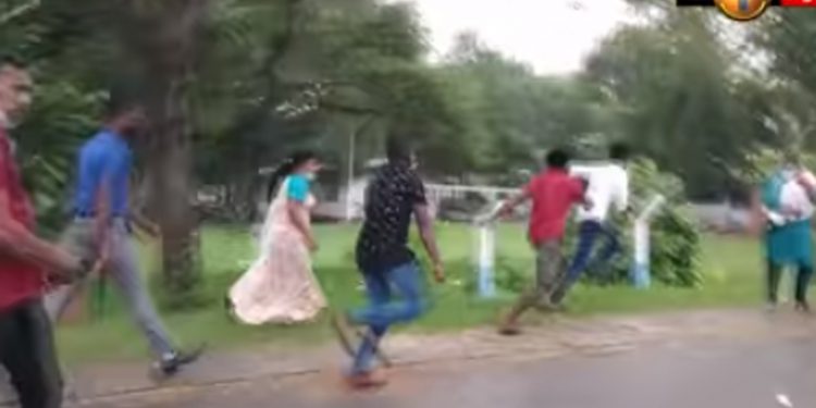 මගීන් කුපිත වෙයි! පාරේ යකා නටන බස්කාරයන්ට එළවා එළවා ගහයි! (VIDEO)