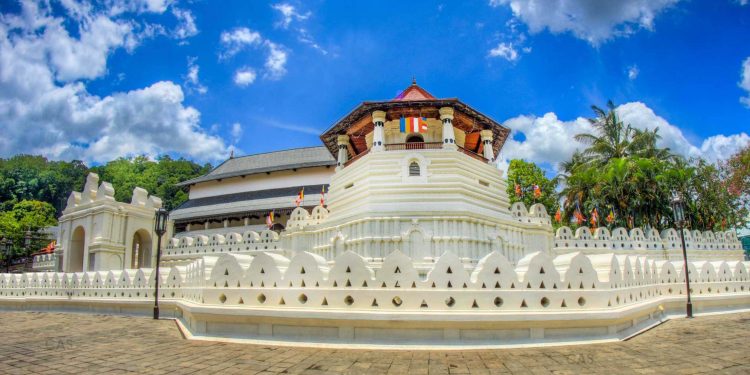 දළදා මාලිගාවට එන අයව නතර කරන්න බලය තියෙන්නෙ කාටද?