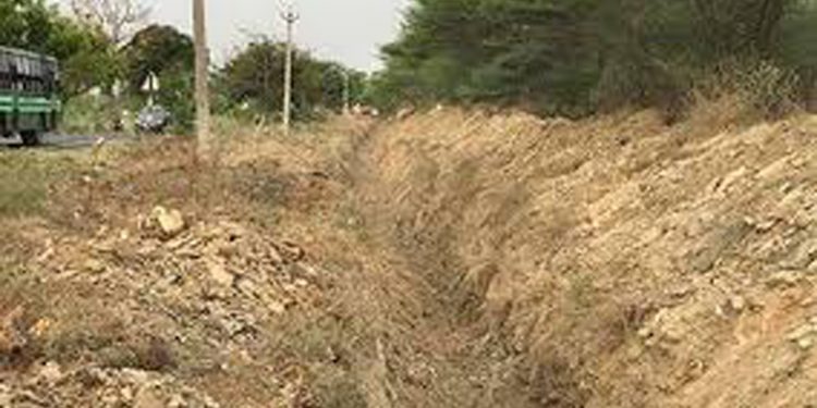 ඇමැති රොෂාන්ගේ ගෝලයෝ දෙන්නෙක් අලි අගල් කපන මුවාවෙන් අලි වැලි ජාවාරමක!