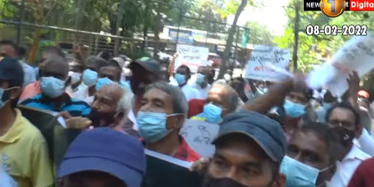 උතුරේ ධීවර ප්රශ්නය ධීවරයන් දකුණේ අමාත්යංශයටම අරන් එයි! අදත් හූ සංග්රහයක්! ඩග්ලස්ට බේරෙන්න බැරි වෙයි! (VIDEO)