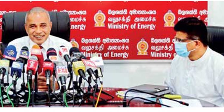 ඇමැති ගම්මන්පිල නෑ කිව්වත් සභාපති සුමිත් තෙල් මිල ඉහළ දාන්න යයි!