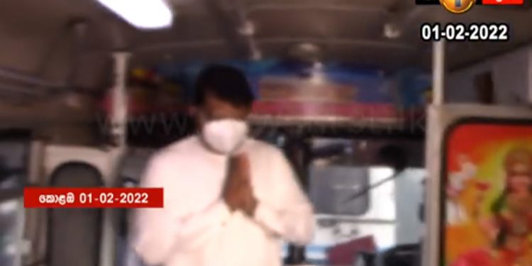කැමරාත් අටවගෙන ගොඩහේවා බස් එකකට ගොඩවෙයි! මිනිස්සු කෑ ගහයි! ගොඩහේවා බස් එකෙන් බහියි! (VIDEO)