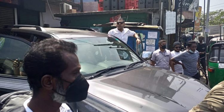 කොල්ලො වට කරගෙන හරීන් වත්තල පාර මැද පෙන්නපු අමුතු ෂෝ එක! (VIDEO)