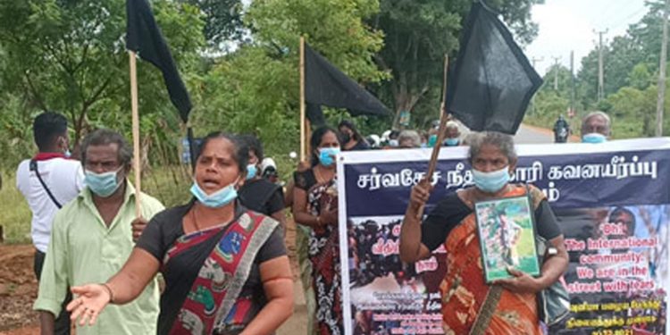 ජනපතිට වවුනියාවේදී විරෝධයක්! අතුරුදන්වූවන්ගේ මවුපියන් විශ්වවිද්‍යාලයට ඇතුල්වෙන්න හදද්දී උණුසුම් තත්ත්වයක්!