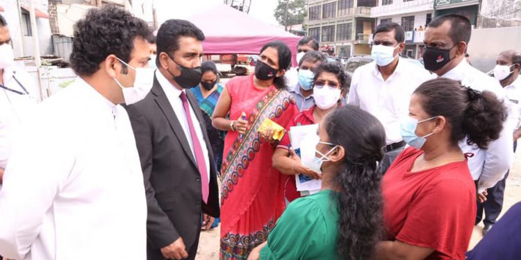 ජොන්ස්ටන් යතුරු බාර දෙයි!