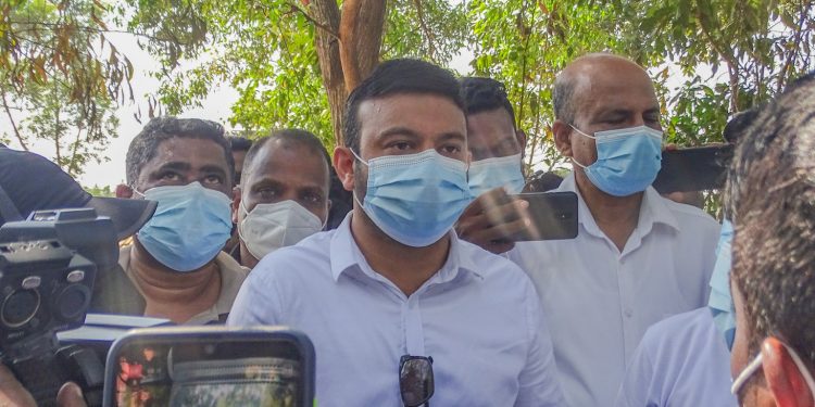 ගහපු අය ටාගට් කරලා තිබ්බේ නිදන කාමරේ! චමුදිතගේ ගෙදරට එල්ල වූ මැර ප්‍රහාරය බලන්න සජබෙ කාවින්ද යයි! (VIDEO)