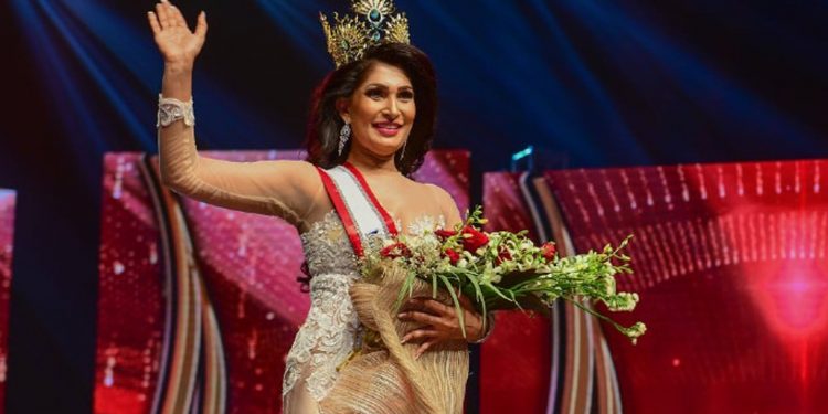 ලංකාවේ රෙදි ගැලවුණු රූ රැජින තරගයට ගිය පුෂ්පිකාගේ කිරුළ ගැලවෙයි! තහනමකුත් පනවයි! (VIDEO)