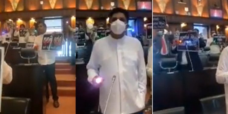 ලයිට් කැපිල්ලට එරෙහි සජබ ටෝච් විරෝධයේ වීඩියෝව එළියට! (VIDEO)