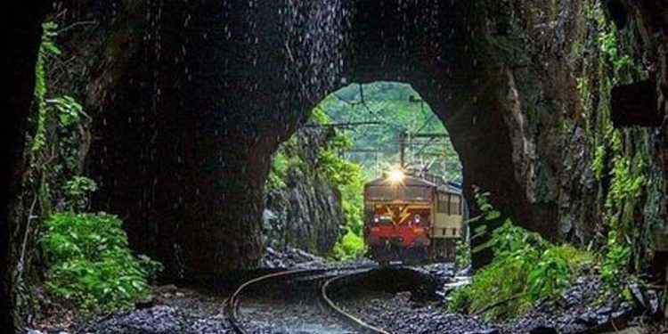 ඔරකල් ඩේටා බේස්-සිස්ටම් චේන්ජ්-ඩිජිටල් ගැන කතා කරද්දී දුම්රිය දෙපාර්තමේන්තුව ‌අවුරුදු 2ක් තිස්සේ එක තැන නවත්වලා!