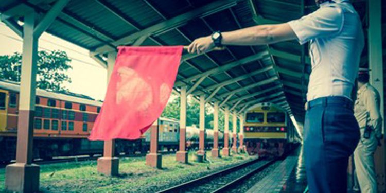 තෙල් නැතිව පාර මැද බස් නැවතුණා වගේ කෝච්චිත් දවස් 5කින් මග නතර වෙයිද?