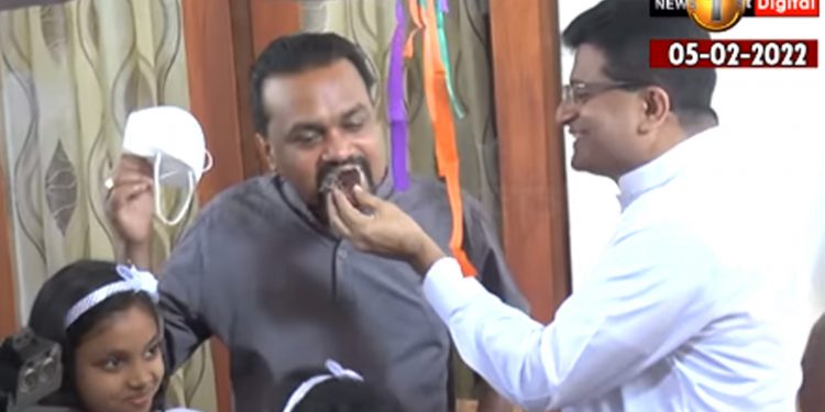 උදයයි විමලුයි කාලෙකට පස්සේ එකට එයි! උදය විමල්ට කේකුත් කවයි! (VIDEO)