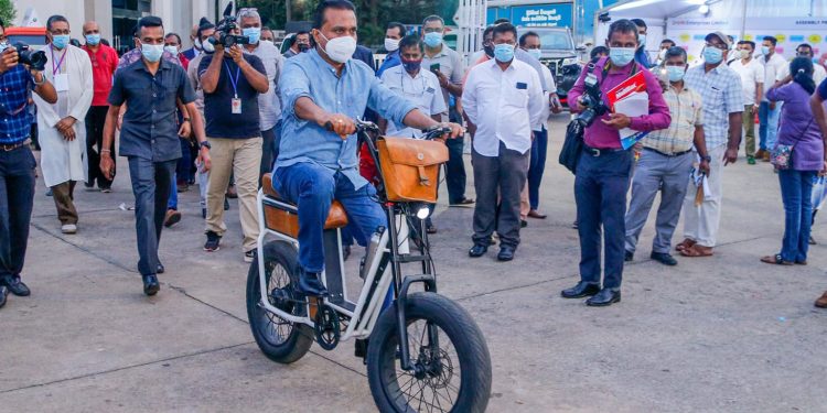 විමල් රෝද හතරෙන් දෙකට බැස්සේ තෙල් මිල ඉහළ දැමුවාට විරෝධය පෙන්වන්නද? (VIDEO)