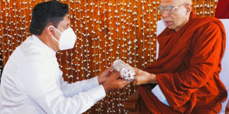 මහනාහිමිවරුන්-අනුනාහිමිවරුන්-මහාසඟරුවන-හිටපු ජනාධිපති-මැතිඇමැතිවරුන්-බලගතු තානාපතිවරුන් ඉදිරියේ සජිත් ‘ශාසන කීර්ති දේශාභිමානී ශ්‍රී ලංකා ජනරංජන’ ගෞරව නාමයෙන් පිදුම් ලබයි! (VIDEO)