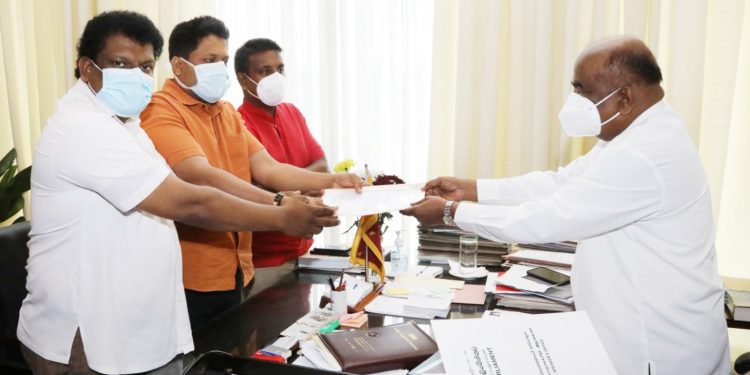 හරීන්ට මනූෂට එරෙහිව ආණ්ඩුවේ 25 දෙනෙක් කතානායකට ලිපියක් බාරදෙයි!