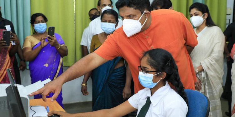 දුප්පත් දරුවො යන කැස්බෑවේ පාසලක තිබ්බේ පරිගණක 4යි! සජිත් දරුවන්ට පරිගණක 5කුයි-ස්මාර්ට් බෝඩ් එකකුයි-ප්රින්ටරයකුයි අරන් පාසලට යයි! (VIDEO & PHOTOS)