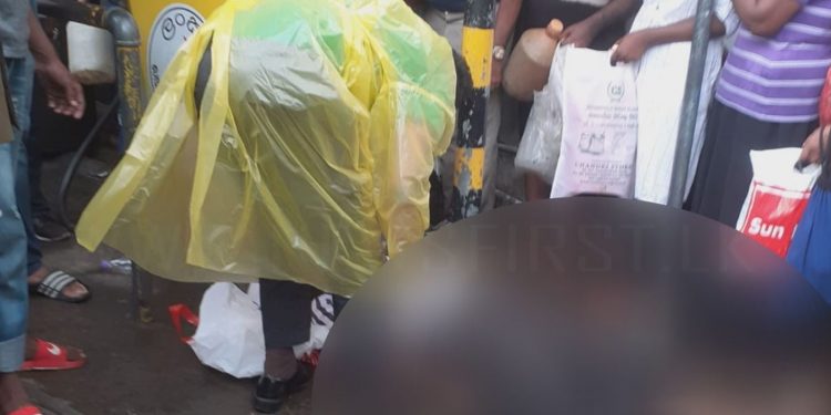 මහවැස්සේ භූමිතෙල් පෝලිමේ සිටි අවුරුදු 71ක සීයා කෙනෙක් මියයයි! (VIDEO)