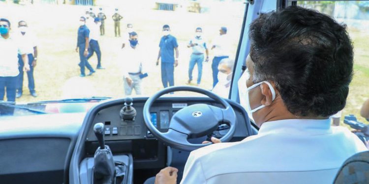 ගම්පහ රත්නාවලී දැරියෝ නොනවත්වාම අත්පොලසන් දෙයි! සජිත් ලක්ෂ 46ක් වටිනා බස් රථයක් පාසල තුළට පදවාගෙන යයි! (VIDEO & PHOTOS)