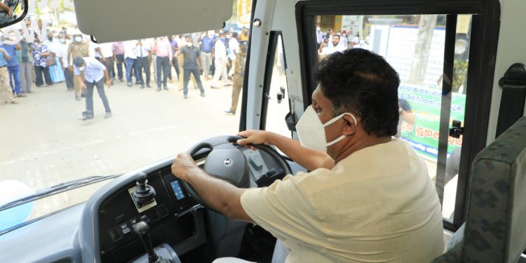 ලංකාවේ ලොකු ලොකු නම් තියෙන ඉස්කෝලවලට විතරක් තියෙන පහසුකමක් සජිත් වැල්ලවාය දුෂ්කරම පාසලකට අරන් එයි! දූදරුවො ප්රීතියෙන් පිනායයි! (VIDEO & PHOTOS)