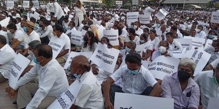 මුලු ලංකාවෙන්ම යූඑන්පී සත්යග්රහයට කොළඹට ආපු සෙනග මෙන්න! පින්තූර ටික හොඳට බලාගන්න! (PHOTOS)
