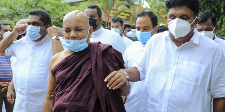 මම ඔක්කොම දන්නවා! මට ඔක්කොම පුලුවන්! එහෙම බෑ! නොදන්නා දේ ඉගෙන ගනිමින් වැරැද්ද නිවැරදි කරගන්න! ඒක ඉතා හොඳ ගුණාංගයක්! දොම්පෙ පන්සලේදී සජිත් මෙහෙම කිව්වේ කාටද? (VIDEO & PHOTOS)