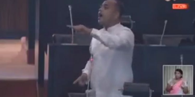 #GOTAGOHOME! මරික්කාර් පාර්ලිමේන්තුවට අරන් එයි! (VIDEO)