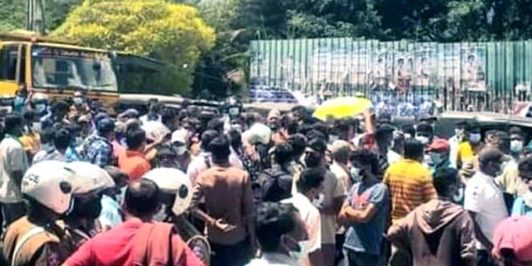 නාමල් එනවා කියලා මිනිස්සු පාරට බැහැලා! හැබැයි නාමල් ඇවිල්ලා නැහැ!