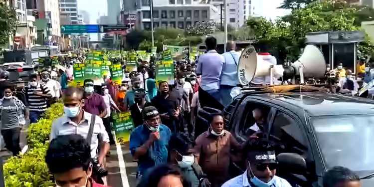 සෙනඟ කොළඹට ඇතුළු වෙයි! පෙලපාලියත් පටන් ගනී! (VIDEO)