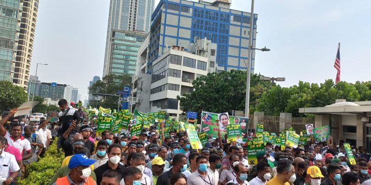 සජිත් පෙලපාලියේ ඉදිරියෙන්ම ගමන් කරයි!