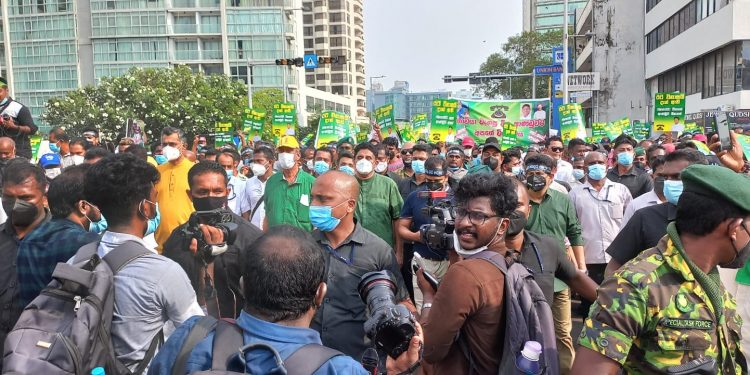 ජනාධිපති ලේකම් කාර්යාලය බේරගන්න විශේෂ භට කණ්ඩායම් කැරැළි මර්දන ඒකක ගෙන්වයි!