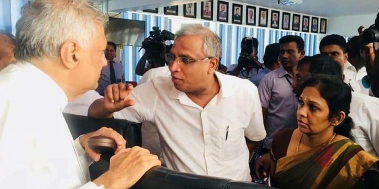 රනිල් එක්ක හිටපු සුමන්තිරන් රනිලුත් දෙමළ ජනතාවගේ ද්රෝහියෙක් බව නොකියා කියයි! (VIDEO)
