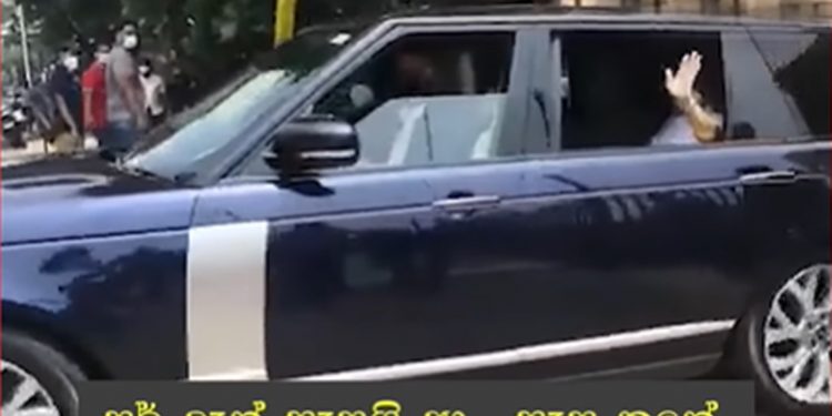 ‘සර් දැන් සැපයි ආ… සැප කනේ…’! උද්ඝෝෂණය අතරතුර ජනපති පිටුපස ගේට්ටුවෙන් යද්දී ජවිපෙ තරුණයන් ජනපතිගේ මුහුණටම කියපු කතාව! (VIDEO)