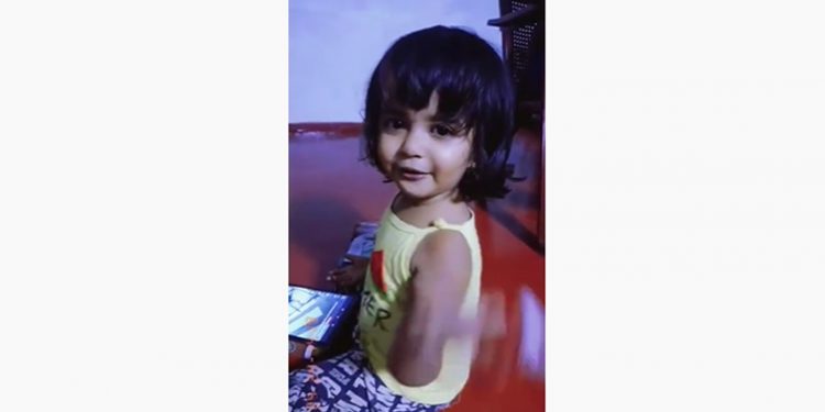 පිස්සු හැදෙනවා! චූටි දුවෙක් තේරෙන බාසාවෙන් රටේ තියෙන අර්බූදය තත්පර 8න් කියනවා! (VIDEO)
