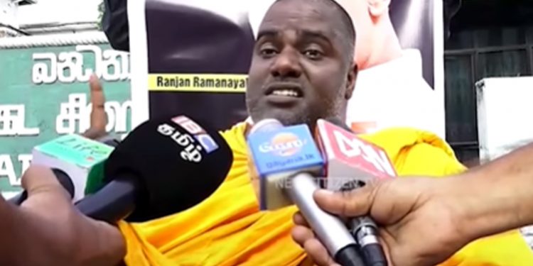 අනුරාධපුරේ හාමුදුරුවො වැලිකඩ ඉස්සරහට ඇවිත් රටටම ඇහෙන්න අලුත් සටනක් පටන් ගනියි! (VIDEO)