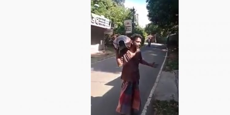 පෙට්‍රල් නැතිව මග හිටියා! බූලිවලට දෙන්නෙ නෑ! ටැංකිය ගලෝගෙන ෂෙඩ් එකට යනවා! තෙල් ගහගෙන ඉන්න! (VIDEO)